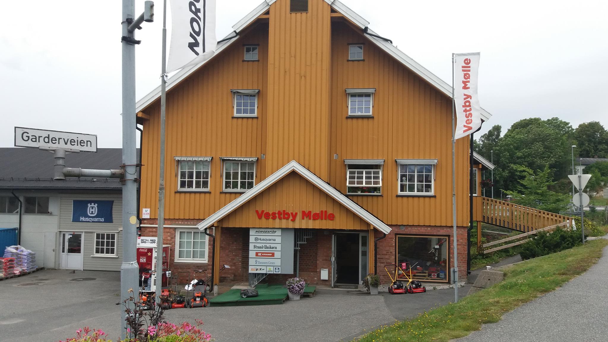 Gult bygg med "Vestby Mølle" på veggen