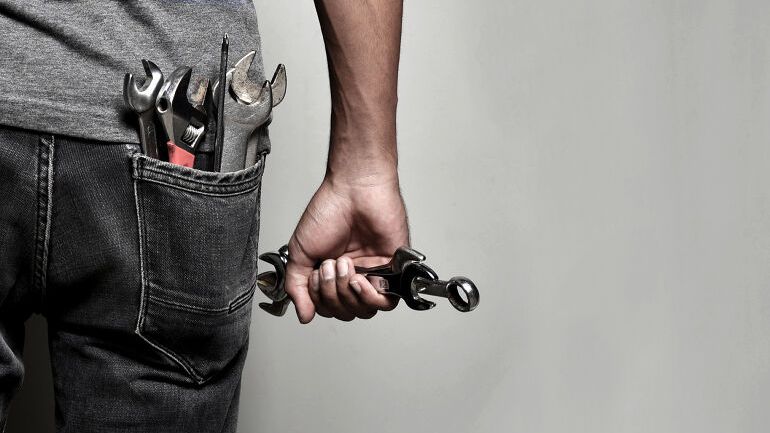Mann med vaktmesterverktøy