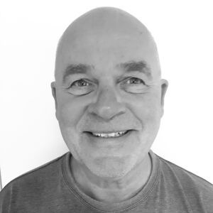 Mann med grå genser