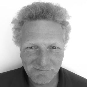 Mann med svart jakke og lyst hår