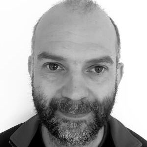 Mann med svart jakke