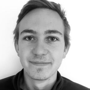 Mann med kort brunt hår